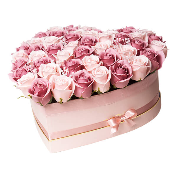 Bouquet di fiori freschi, gerbere e rose colore rosa.