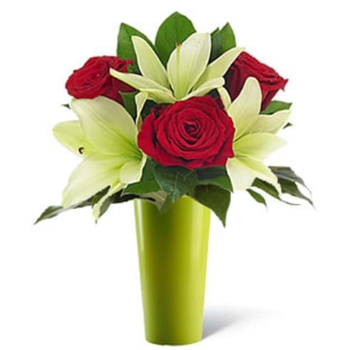 tre rose rosse e lilium in vaso verde