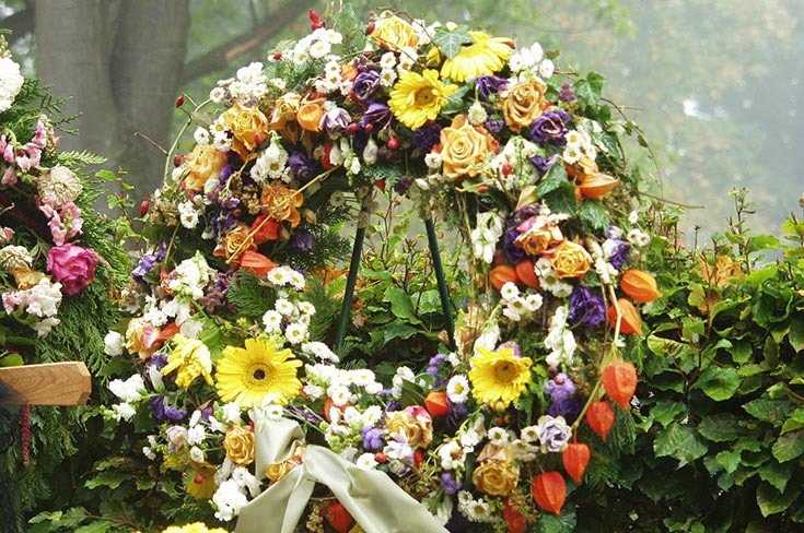 Corona funebre di Fiori misti bianco - Consegna Fiori Funerale